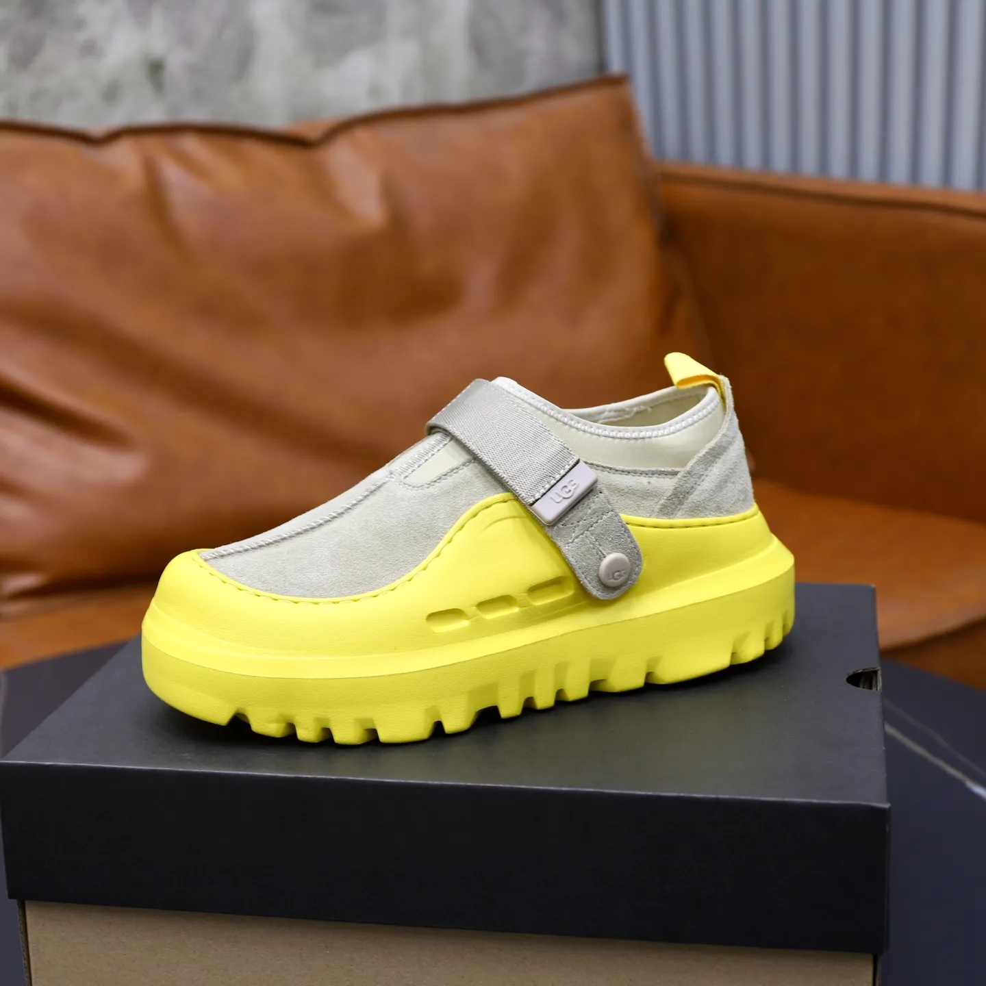 Ex-factory price: 580 for couples👫💰Thick wool imported from Australia Brand: UGG genuine purchasing agent Size: 35-45 (45 customized) Grade: Official website 1:1 Material: First layer of genuine leather waterproof and antifreeze upper Real wool lining Original non-slip and wear-resistant outsole Style category: Men's casual shoes Trendy style Comfortable on the feet Color: Official website color synchronization